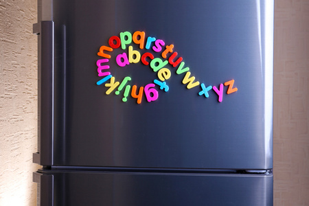 在冰箱上的彩色磁性字母