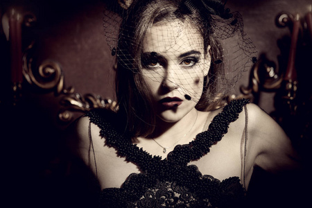 一个吸血鬼女人准备好万圣节之夜了内部.庆祝照片