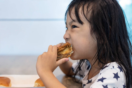 孩子吃炸鸡图片