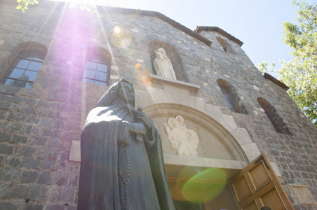 阳光耀眼的雕像在 La Maternidad 玛丽亚 教堂圣地亚哥智利