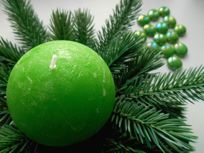 圣诞节装饰的冷杉树汁和绿色的蜡烛