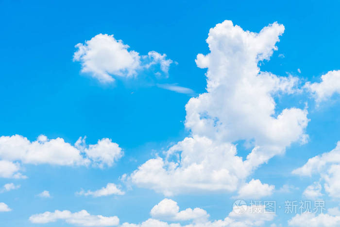 美丽的白色云，蓝蓝的天空背景上