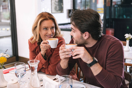 浪漫迷人情侣喝咖啡图片