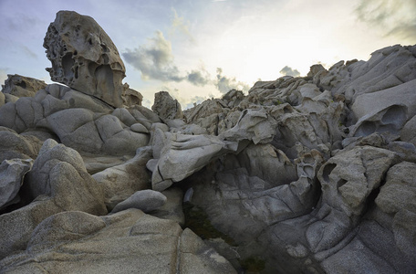 天然花岗岩的岩石构象, 创造了撒丁岛南部海岸典型的各种形式 独特而美妙的自然景观