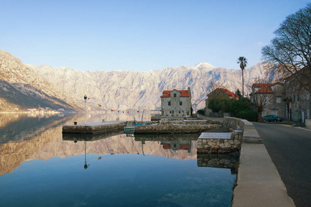 冬天地中海风景。黑山, Kotor 湾, 亚得里亚海。Stoliv 海滨村观