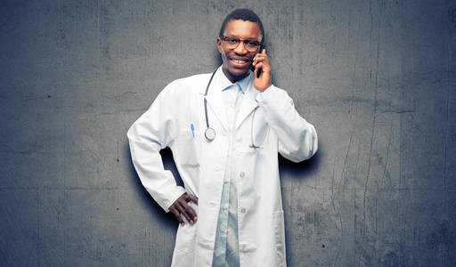 年轻的黑人医生, 医学专业的快乐交谈使用智能手机