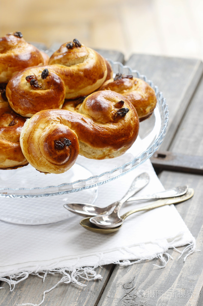 传统的瑞典面包蛋糕上站在圣诞节设置