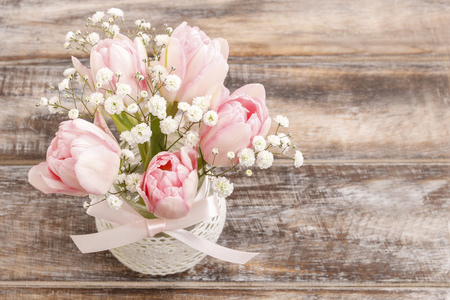 浪漫花束粉色郁金香和 gypsophilia 宁