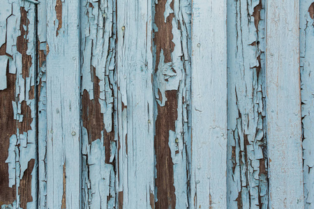 旧木门剥落和开裂的白色油漆