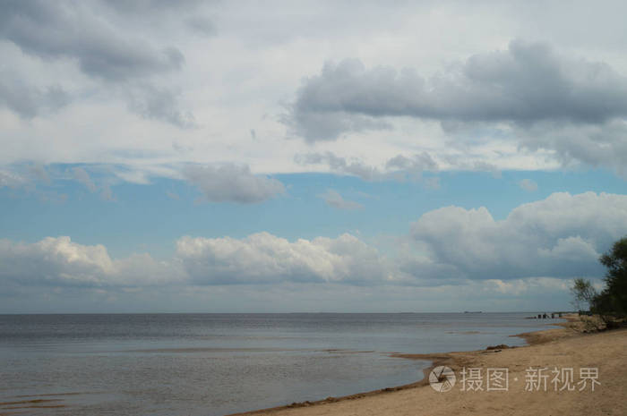 阴沉的蓝色灰色的天空和云彩在湖拉多加湖