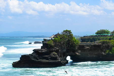 巴厘岛岛屿海岸的风景与深蓝色的印度洋, 巨浪和黑色悬崖与寺庙