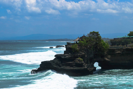 巴厘岛岛屿海岸的风景与深蓝色的印度洋, 巨浪和黑色悬崖与寺庙