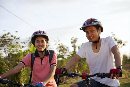 几个骑自行车图片