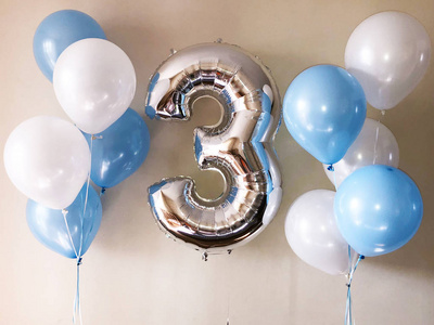 蓝色和白色的氦气球的组成, 以及一个银色数字三。礼物为他的儿子的生日