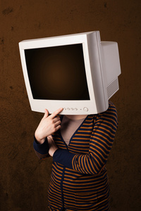 女孩用她的头和空棕色 copyspace 上的显示器