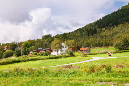 挪威的农村地方与村庄房子和山