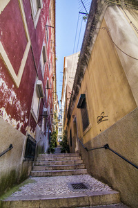 典型的狭窄和曲街道，走步的里斯本，葡萄牙