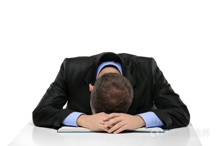 精疲力竭的男子睡在书