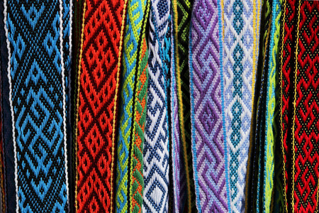 许多五颜六色的带图案的腰带。民俗艺术, 手工制作。克里米亚共和国节日民俗艺术展