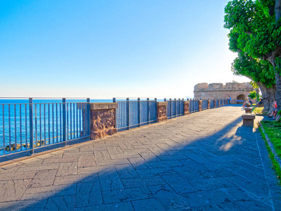 风景漫步在古城墙的阿尔盖罗, 撒丁岛, 意大利