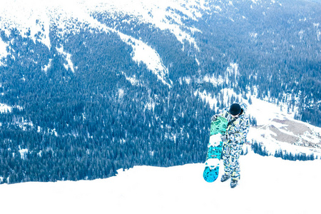 滑雪板在喀尔巴阡山脉的冬天。从顶部德拉戈布拉特视图。雪花落冬童话故事。旅行