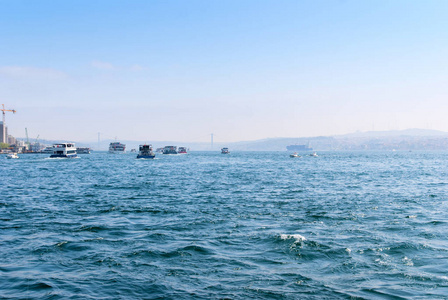 客运渡轮船运送人横跨伊斯坦布尔