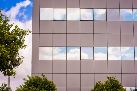 天空和云彩的建筑窗口反射