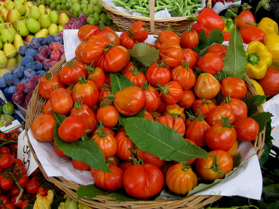 篮子与红西红柿牛心和其他 vagitables。意大利市场