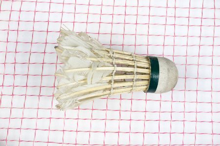 旧羽毛球配件在一盏台灯上。为户外游戏和游戏设置。白色背景