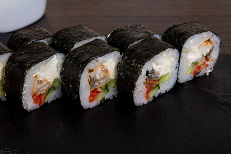 Delicios 寿司卷配鲑鱼和蔬菜