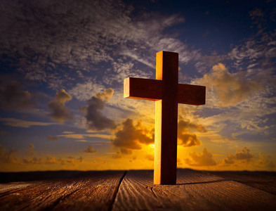 在日落天空木制的基督教木十字架照片