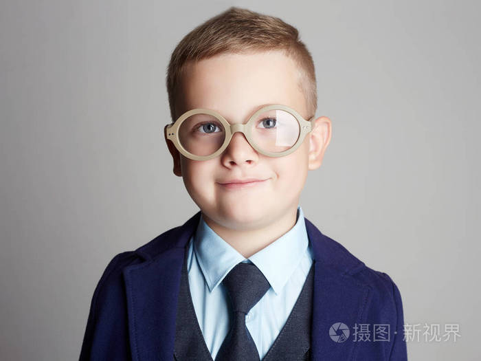 时尚的小男孩在眼镜.滑稽的孩子在西装和杯子