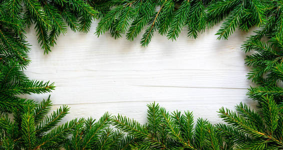 圣诞背景与杉木分支在白色木板