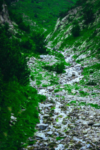 美丽的高山河在高山山顶, 蓝天背景