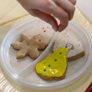 以天使的形式装饰着黄色奶油的饼干躺在盘子里