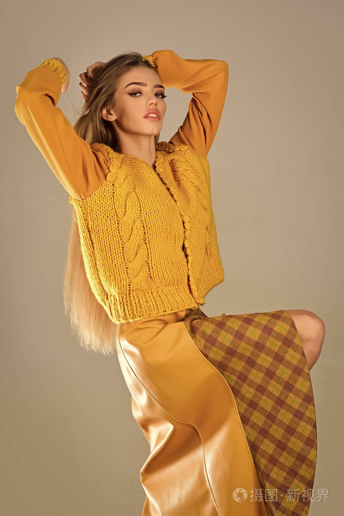 时装模特在画室里摆姿势, 美女