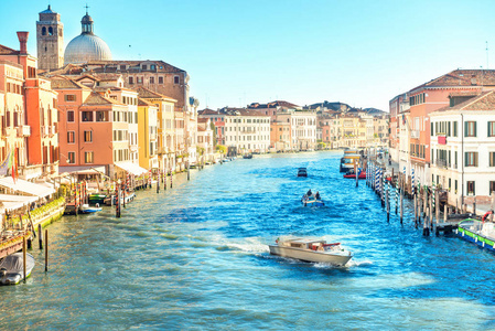 大运河在威尼斯城市旅行风景与小船和平底船