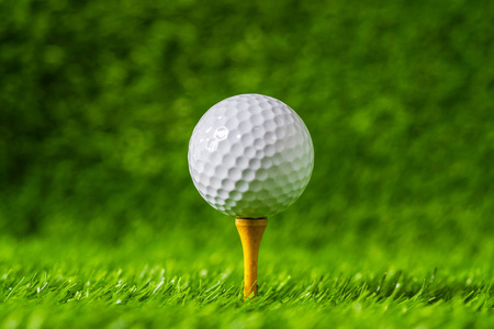 高尔夫球与绿色草背景, 在三通特写。夏季游戏播放