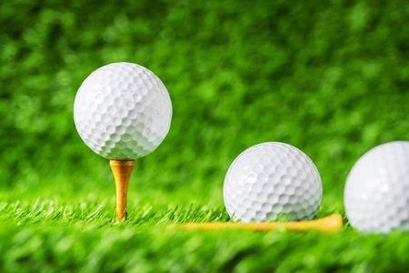 高尔夫球与绿色草背景, 在三通特写。夏季游戏播放