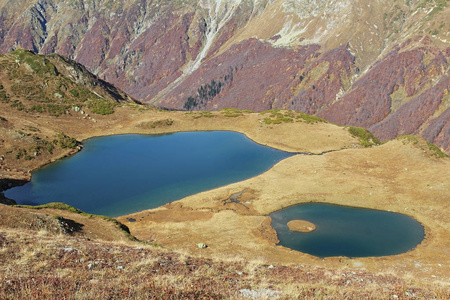 黄秋日的小山 山与湖的全景。照片是在七个湖泊，阿布哈兹共和国的谷