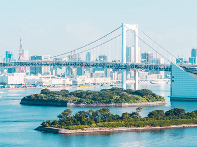 美丽的城市景观与建筑和彩虹桥在东京的日本在蓝天白云