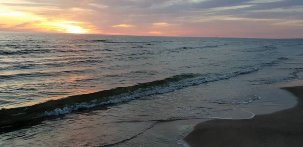 夏季黄昏时分的波罗的海海滩海滨海岸线