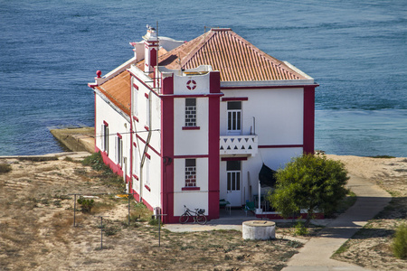 典型的葡萄牙海滩上的房子