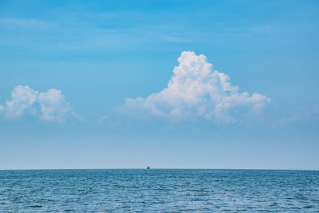 海中的云彩和蓝天