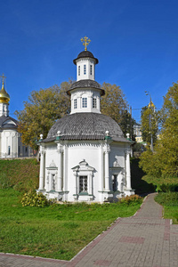 pyatnitsky 教堂很好在 troits无sergius lavra 城墙附近建造的一个神圣的春天是在1725建