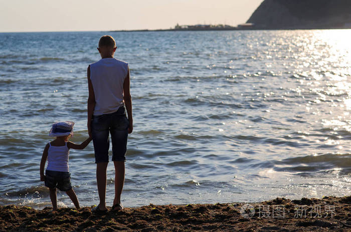兄弟姐妹在海边玩耍