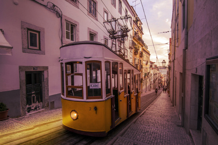 著名古董电车循环在里斯本