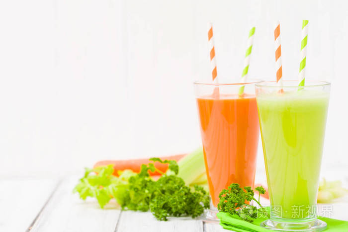 胡萝卜和芹菜汁, 新鲜蔬菜在树皮板上的木质背景生素食维生素饮料的健康饮食概念。用欧芹叶装饰的有机食品和饮料