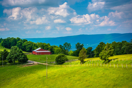 在西弗吉尼亚州波托马克河高原农村的一个农场的视图