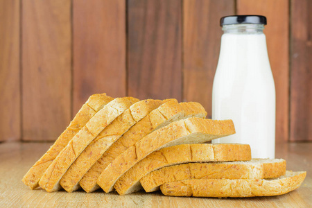 牛奶切片全麦面包在模糊背景下, 选择性聚焦